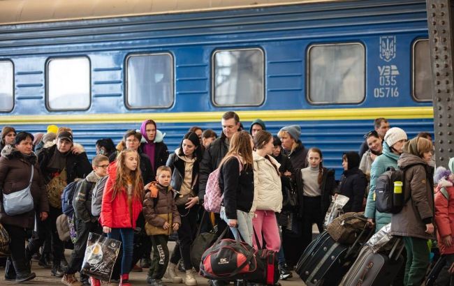 "Укрзализныця" предупредила о задержке поездов из-за ракетного удара по нефтебазе в Дубно