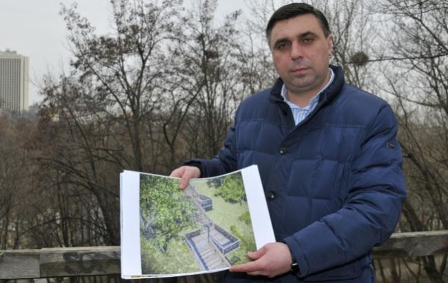 Трухлявую лестницу с Подола на Пейзажку отреставрируют