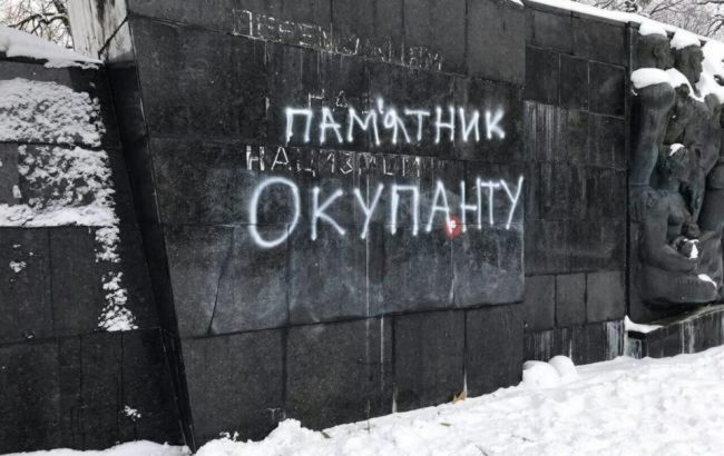 Во Львове демонтировали Монумент Славы и отвезли в музей "Территория террора"