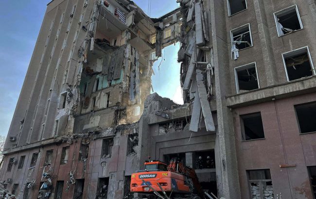Кількість загиблих від ракетного удару по будівлі Миколаївської ОДА зросла до 15 людей