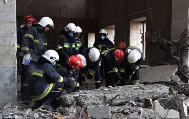 Кількість жертв обстрілу Миколаївської ОГА зросла до 28