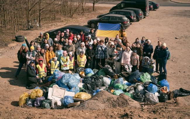 Привнесли новую традицию. Украинцы продолжают убирать парки в городах Польши