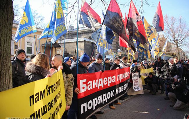 В Киеве проходит пикет у посольства Польши против принятия "антибандеровского" закона