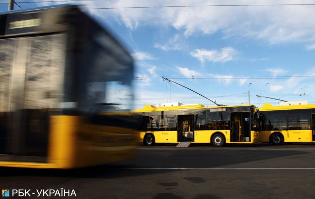 В Киеве припаркованный автомобиль заблокировал движение троллейбусов: список рейсов