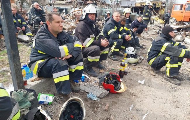 Ракетний удар по аеропорту Дніпра. Кількість поранених рятувальників зросла до шести