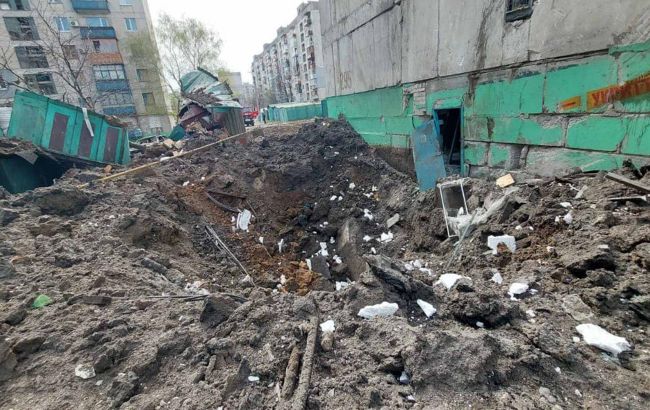 Окупанти обстріляли багатоповерхівку в Лисичанську з важкої зброї: є загиблий