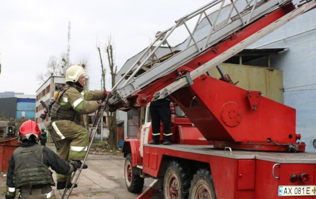 Из-за вражеских обстрелов в Харькове произошли масштабные пожары