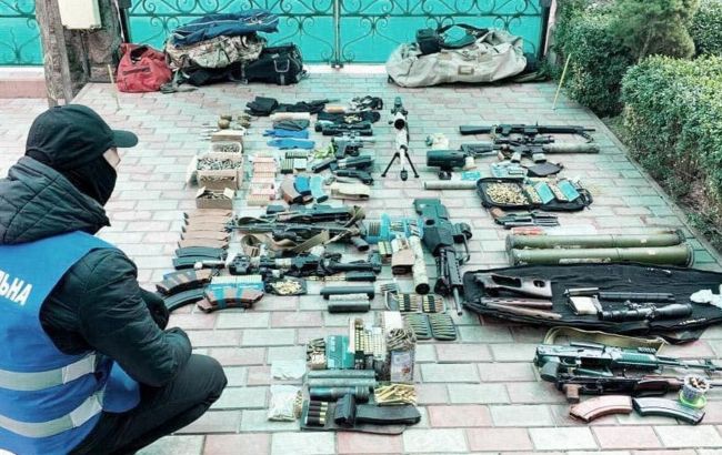 У Кропивницькому затримали чоловіка з цілим арсеналом зброї