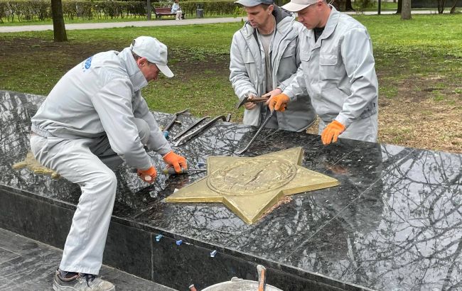 В Луцке начали демонтаж советской символики на Мемориале Вечной Славы