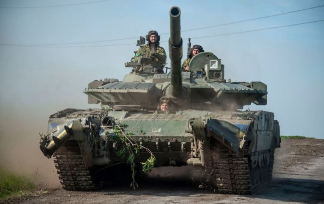 Бойцы 93-й бригады провели "парад" на трофейных российских танках