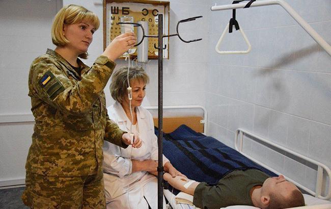 "Чудеса выживания и спасения": в больнице Днепра спасают тяжелораненого бойца