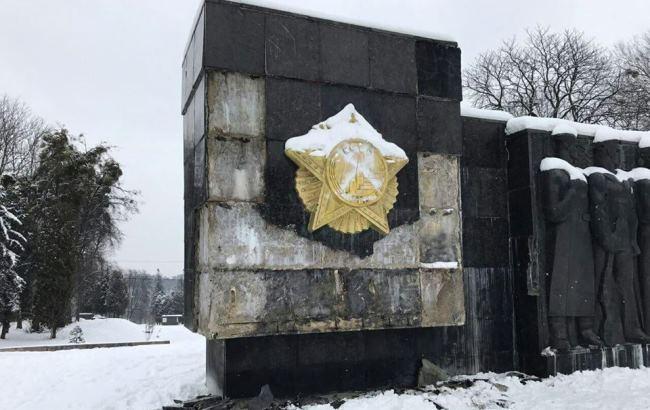 Не декоммунизация: во Львове демонтируют 30-метровый монумент советским солдатам