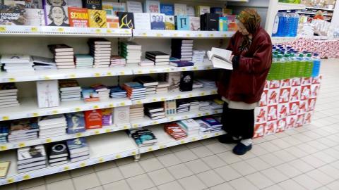 "12 років стоїть і читає": соцмережу зворушила старенька у столичному супермаркеті