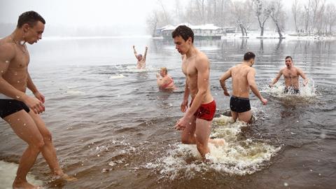 Водохреще 2018: як жителі Києва занурювалися на свято (фоторепортаж)