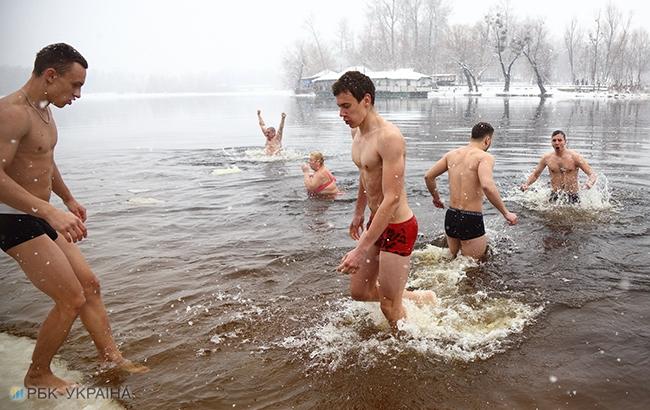 Крещение 2018: как жители Киева окунались на праздник (фоторепортаж)