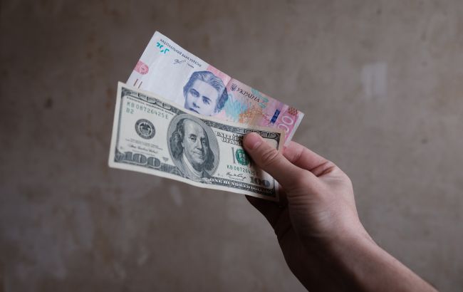 НБУ снова снизил официальный курс доллара