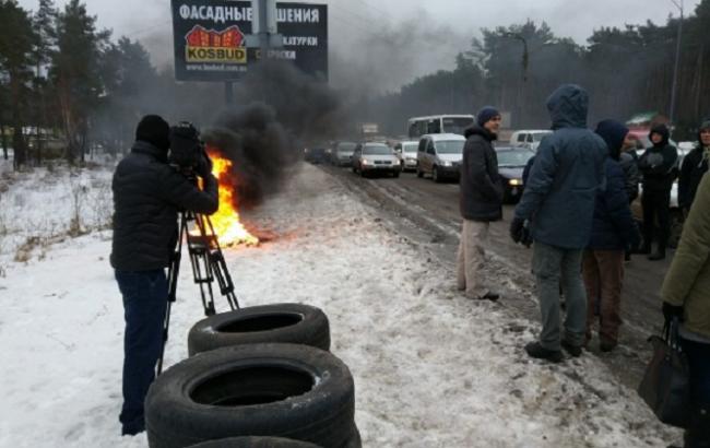 Активисты частично заблокировали въезды в Киев