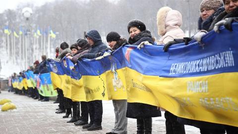День Соборности: киевляне развернули самый большой флаг Украины (видео)