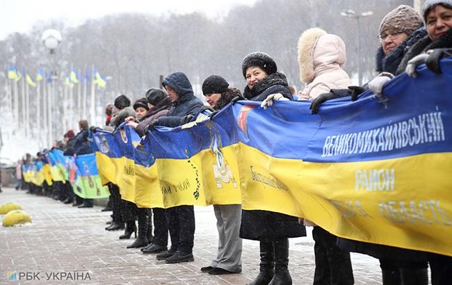 День Соборности: киевляне развернули самый большой флаг Украины (видео)