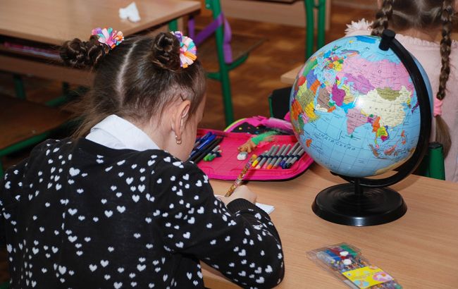 Одесским школьникам раздали карты Украины без Крыма
