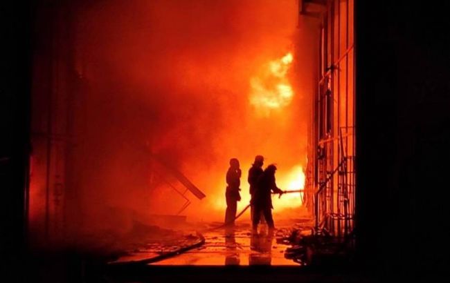 Крупный пожар уничтожил часть харьковского рынка "Барабашово"