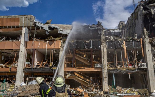 Через обстріли в Харкові загорівся ринок. Пожежу гасили кілька годин