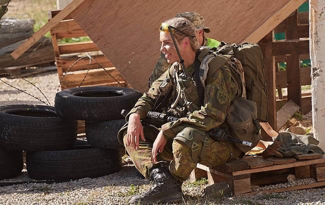 "Захищає рідний дім": в мережі захопилися співом української військової на Донбасі (відео)