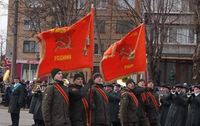 "Деды воевали": в Кривом Роге нацгвардейцы прошлись по улицам с флагами СССР