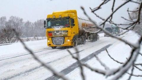 Непогода в Украине: в 6 областных центров ограничен въезд транспорта