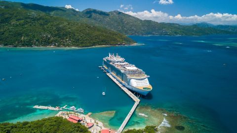 Без відпустки на лайнерах. Одразу кілька круїзних рейсів скасовують через спалахи COVID
