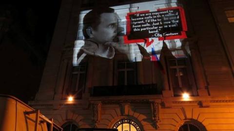 На здании посольства РФ в Нью-Йорке появились проекции с призывом освободить Сенцова
