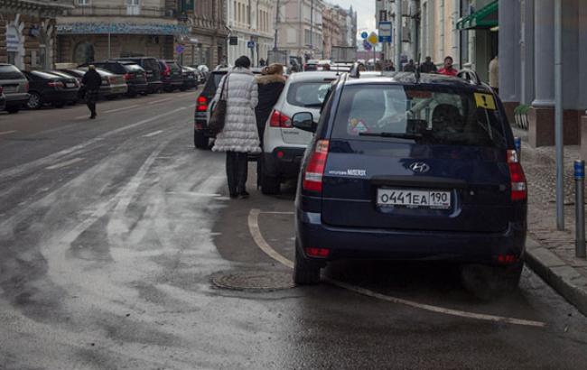 В Киеве с 31 декабря по 7 января запретят парковку в центре города
