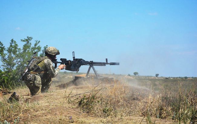 Військові ЗСУ громлять ворожу бронетехніку на Донбасі: вражаюче відео