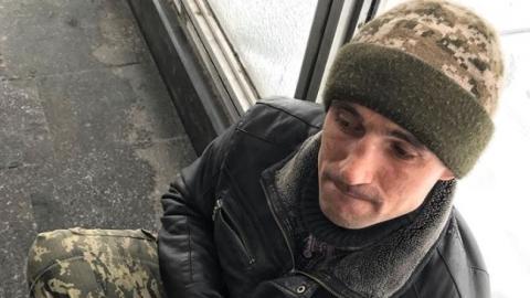 Жебракує: у Києві помітили шахрая, який видає себе за АТОшника (фото)