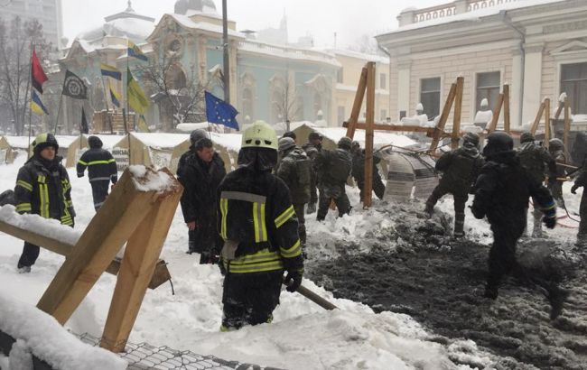 Під Радою почалася зачистка наметового містечка