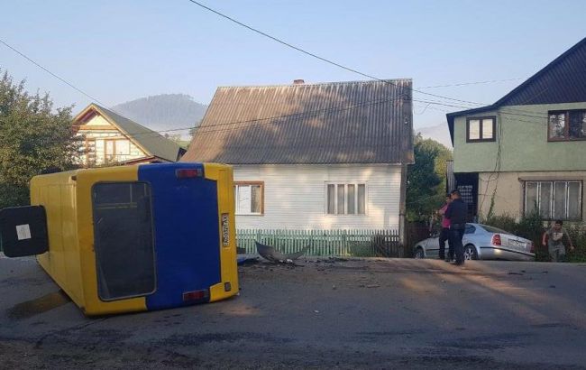 В Закарпатской области авто врезалось в автобус с пассажирами, есть пострадавшие
