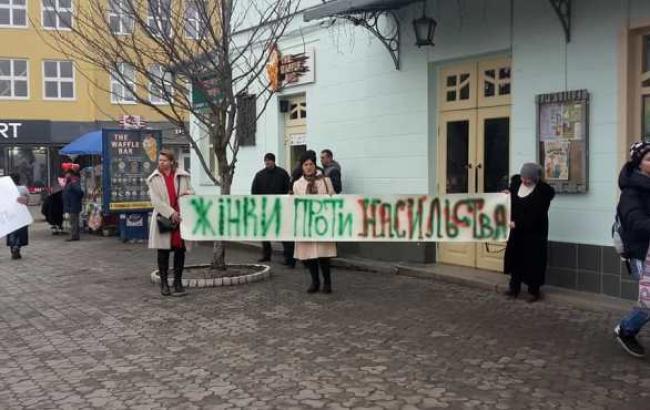 8 марта: в Ужгороде участниц акции по защите прав женщин облили краской (фото)