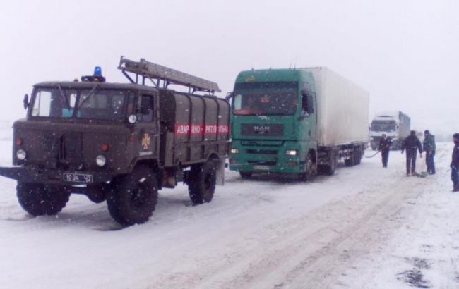 Непогода в Украине: движение транспорта на дорогах общего пользования обеспечено