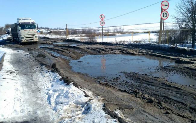 "Це тихий жах": в мережі показали розбиту дорогу Миколаїв-Кропивницький (фото, відео)