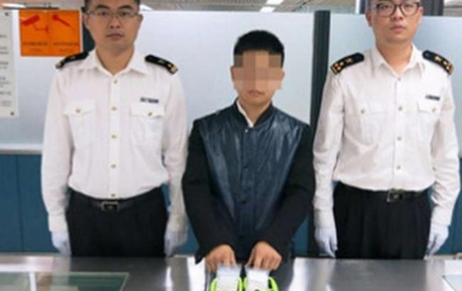 В Китае поймали  контрабандиста, который спрятал в кроссовки тысячу бриллиантов
