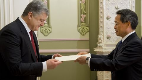 Порошенко прийняв вірчі грамоти у послів трьох країн