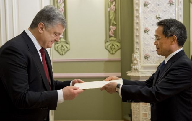 Порошенко принял верительные грамоты у послов трех стран