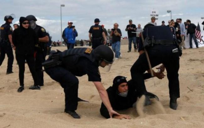 В Каліфорнії через Трампа на пляжі відбулась масова бійка