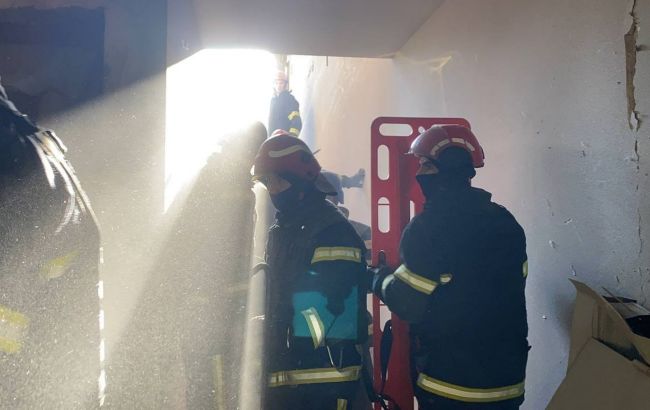 Ракетний удар по Києву: під завалами перебувають люди