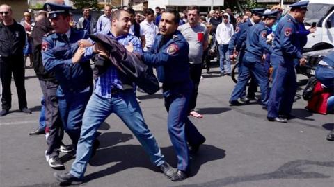 Протести в Єревані поновилися, фіксуються зіткнення з поліцією