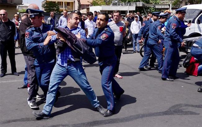 Протесты в Ереване возобновились, фиксируются столкновения с полицией