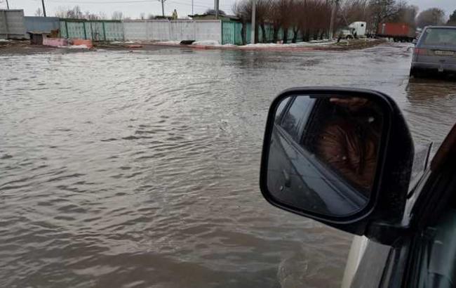 Наводнение под Киевом: в сети показали, как водители "переплывали" дорогу возле столицы (фото, видео)