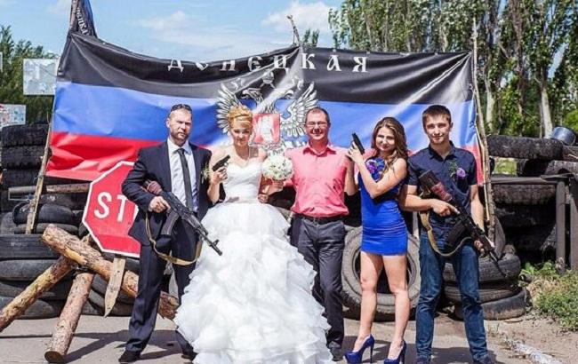 В сети появилось видео со свадьбы боевиков под звуки пушечных залпов