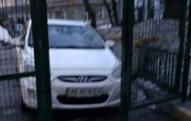 Черговий "автохам": у Києві "герой паркування" заблокував вхід в школу