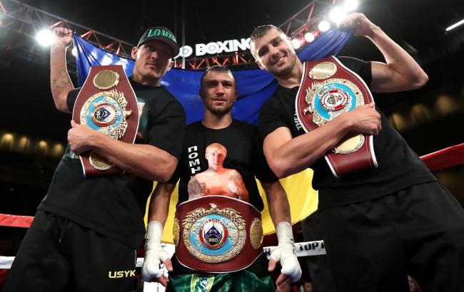 Українським боксерам вручили синьо-жовтий прапор з даху посольства в США